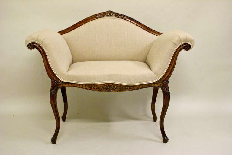 A very elegant Hepplewhite revival Walnut window seat