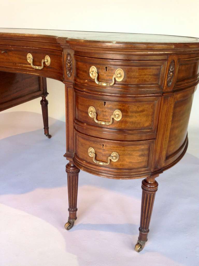A fine kidney shaped mahogany writing table In Excellent Condition In Sundridge, GB