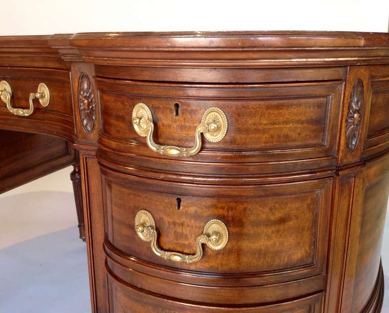 20th Century A fine kidney shaped mahogany writing table