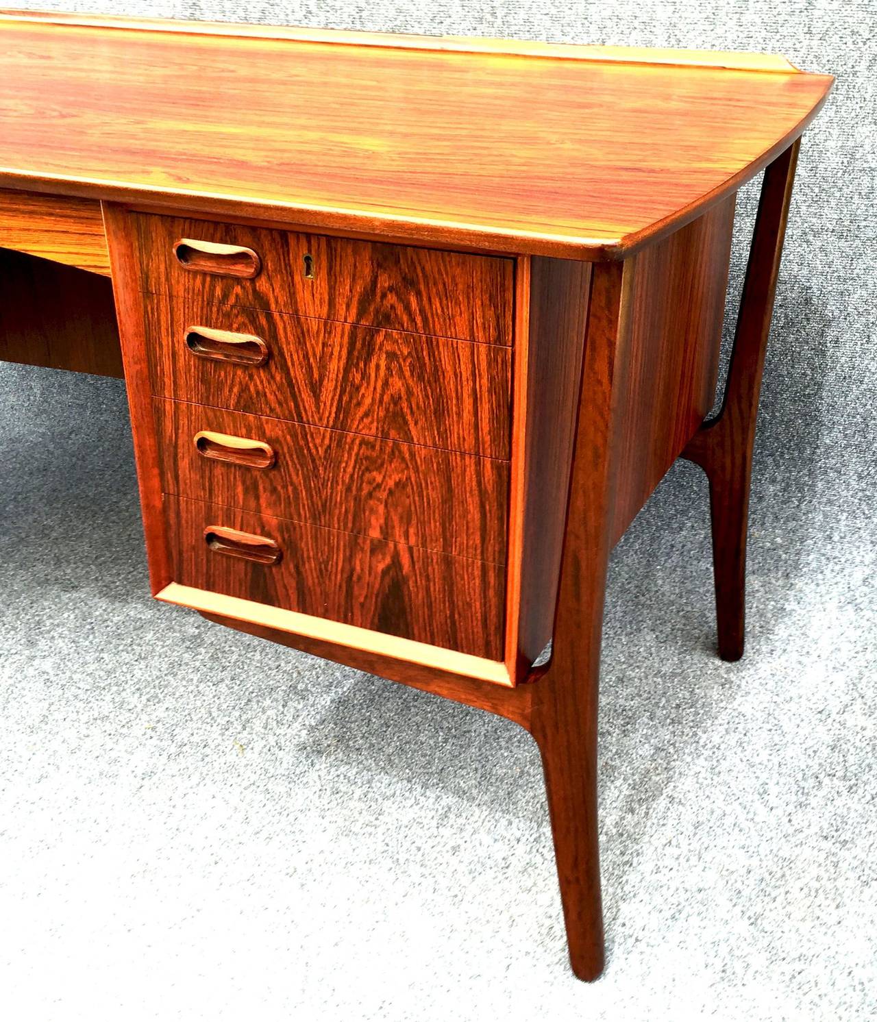 Curved Danish Rosewood Desk by Svend Aage Madsen In Excellent Condition In Sundridge, GB