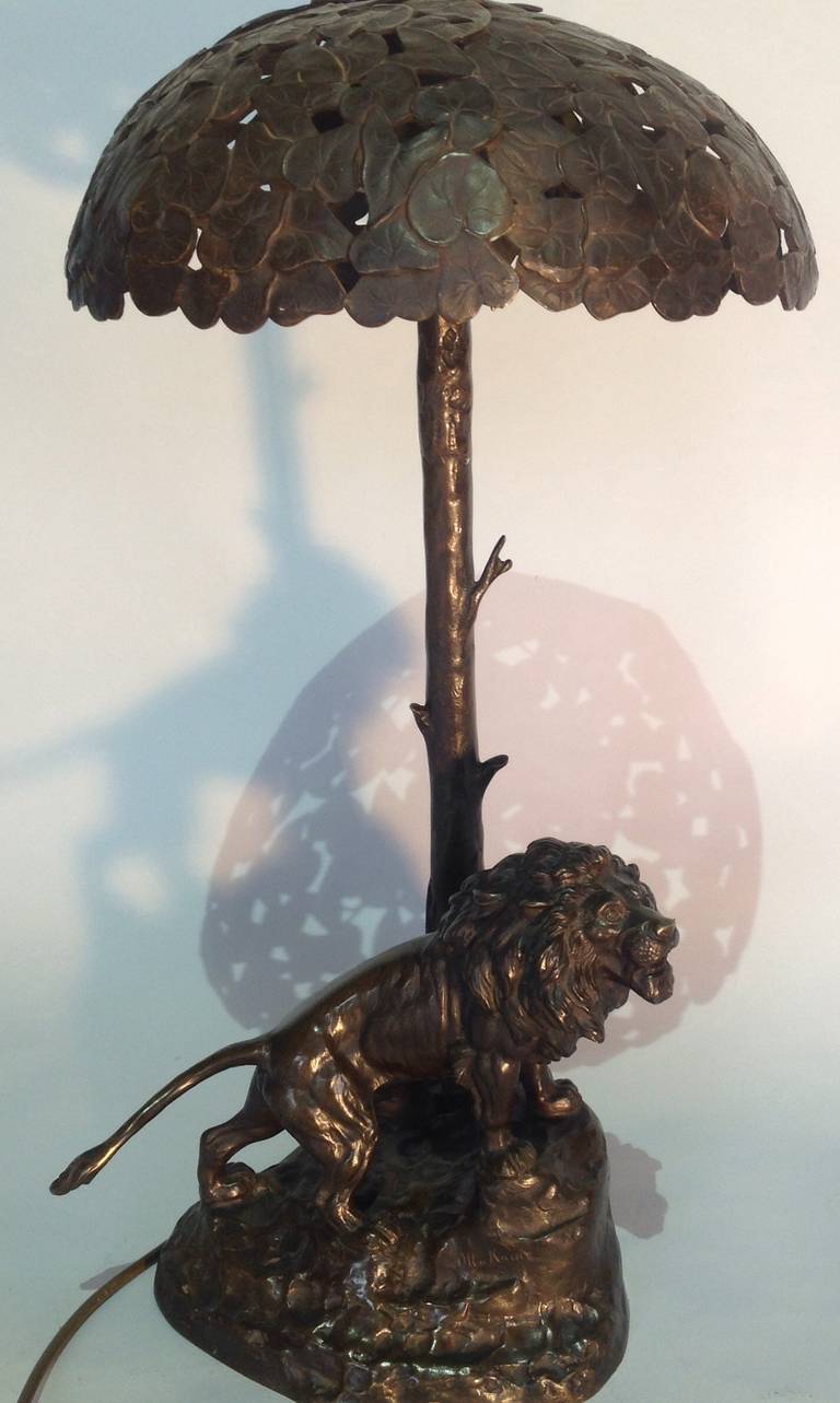 Austriaco Lampada in bronzo dell'inizio del XX secolo raffigurante un leone sotto una chioma d'albero