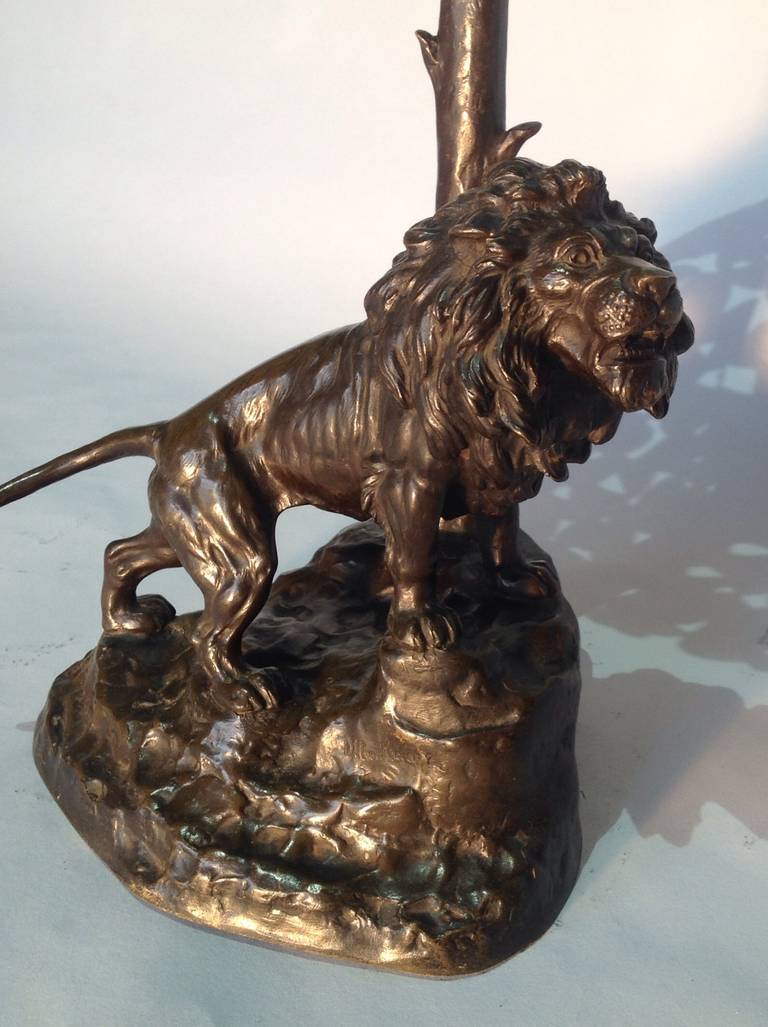 Lampada in bronzo dell'inizio del XX secolo raffigurante un leone sotto una chioma d'albero In condizioni ottime a Sundridge, GB