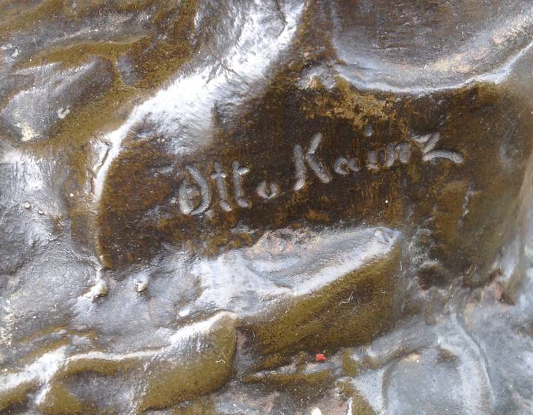Bronzo Lampada in bronzo dell'inizio del XX secolo raffigurante un leone sotto una chioma d'albero