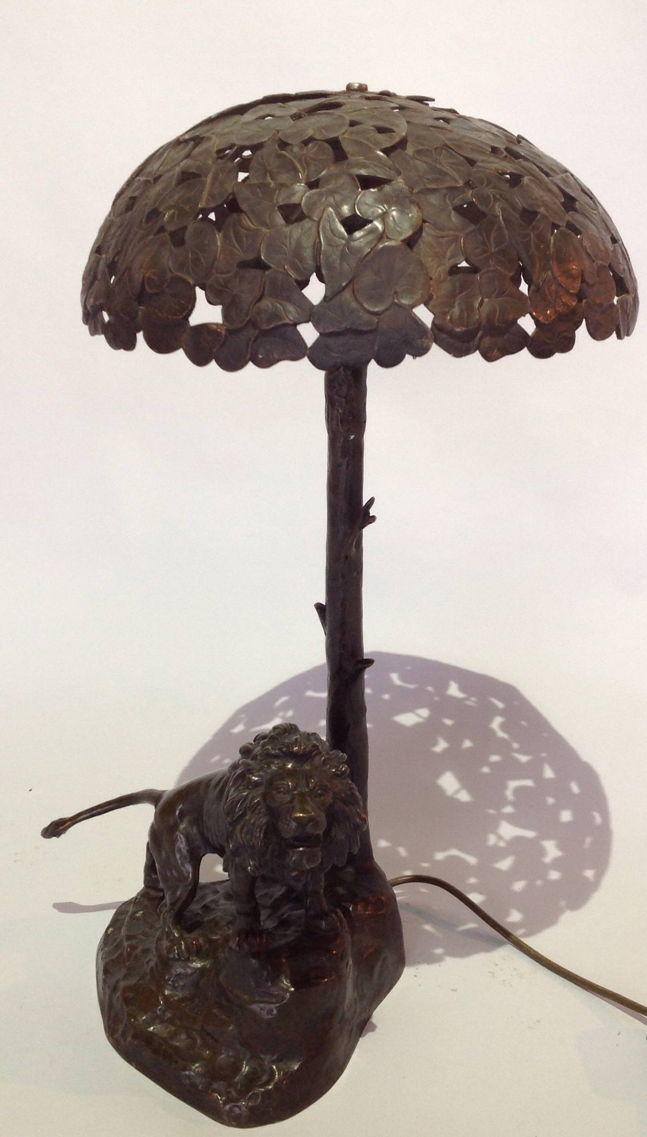 Questa bella lampada con il paralume originale in bronzo risale agli inizi del XX secolo ed è firmata dall'artista Otto Kainz. 
Austriaco. Circa 1920