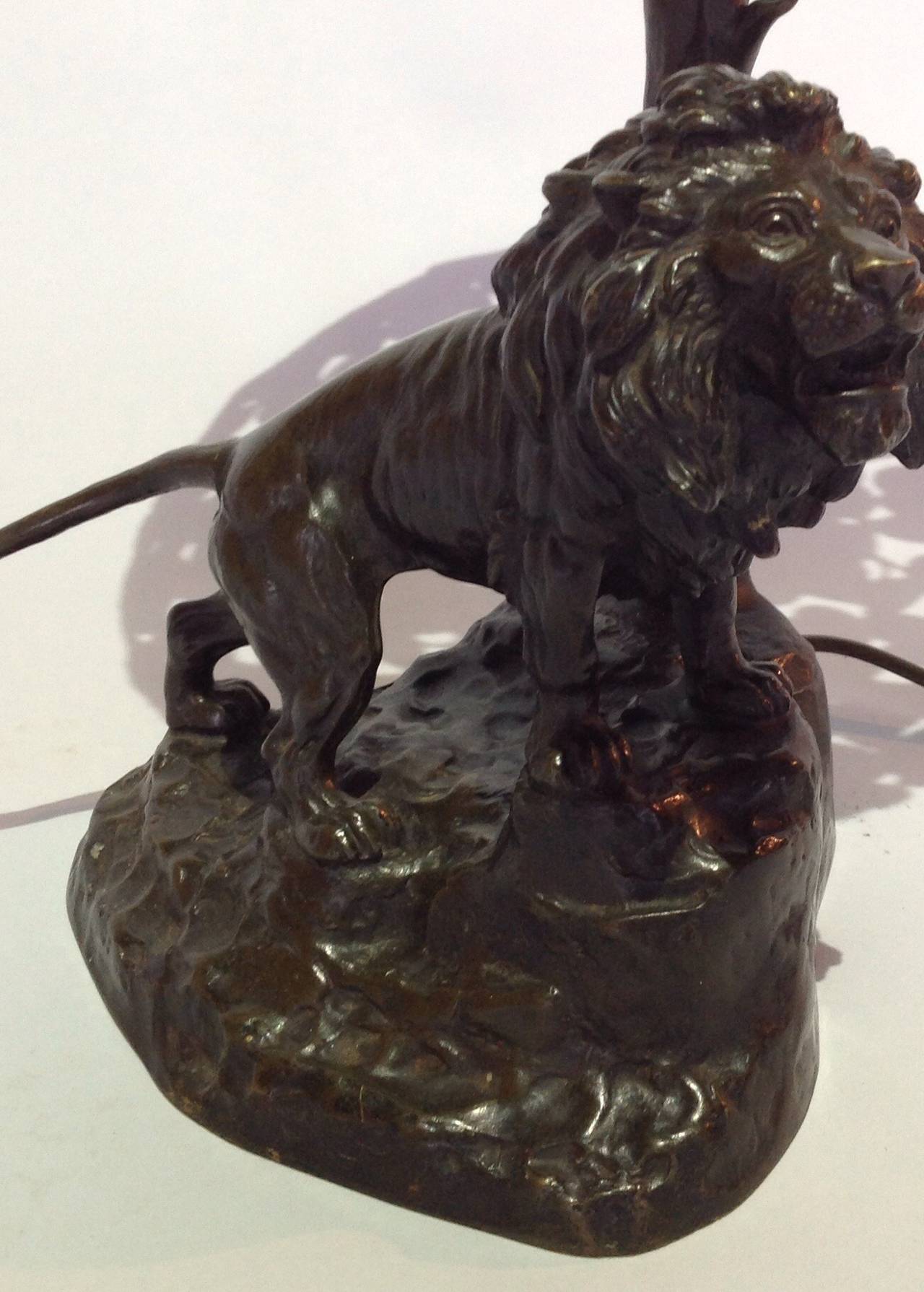 Lampada in bronzo dell'inizio del XX secolo raffigurante un leone sotto una chioma d'albero 1