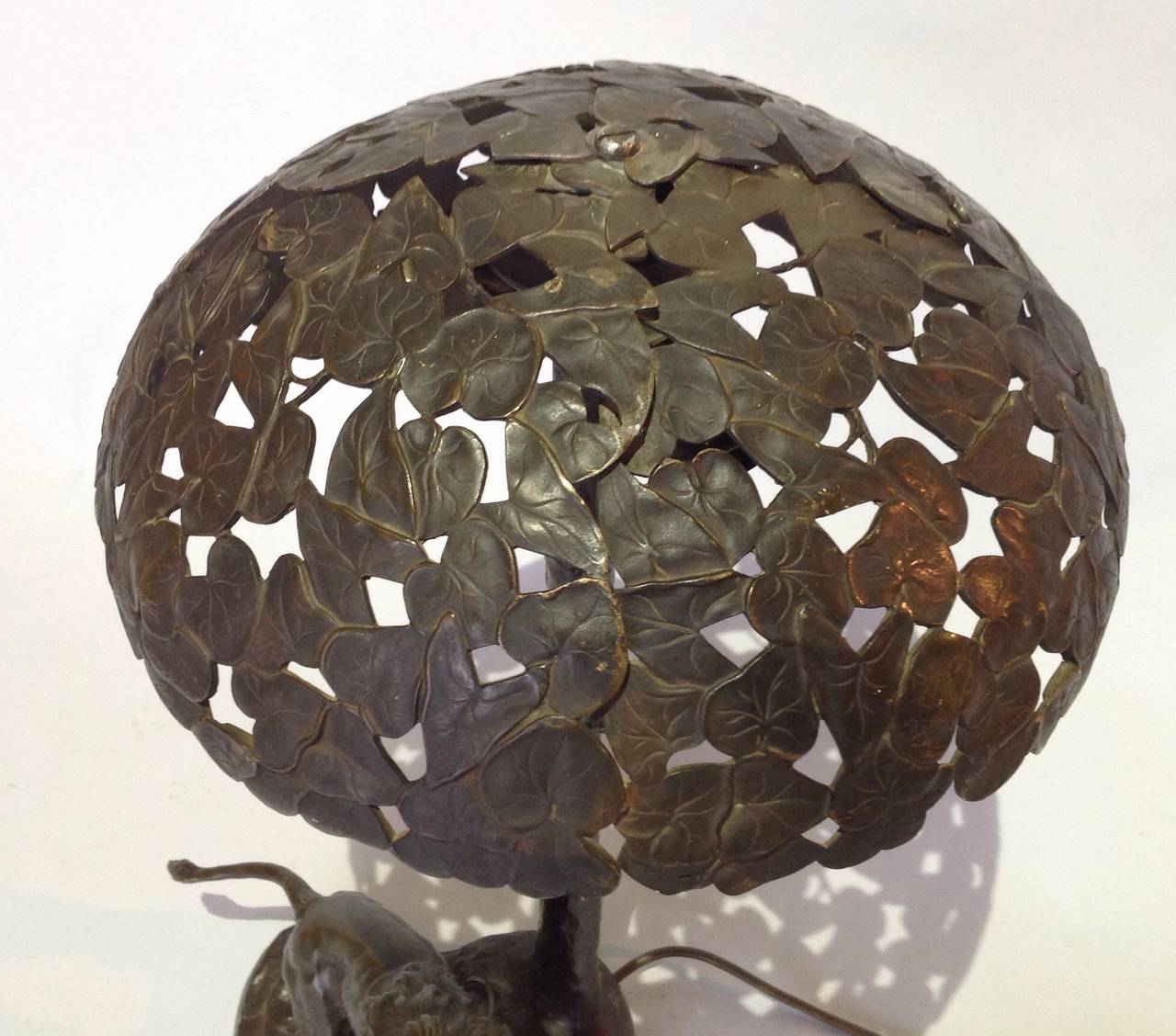 Lampada in bronzo dell'inizio del XX secolo raffigurante un leone sotto una chioma d'albero 2