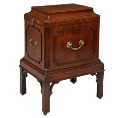 A Very Fine Chippendale Cellarette 3