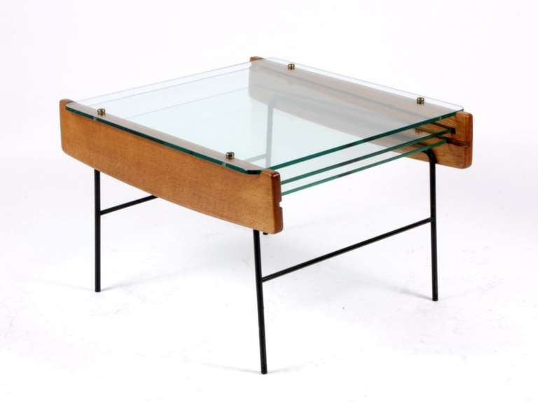 Base en métal noir laqué, structure en bois, trois plateaux en verre amovibles.

Dimension une fois déployé : 135 cm.