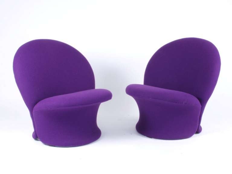 Designed by Pierre Paulin in 1967 for Artifort. 
Plum colour fabric.