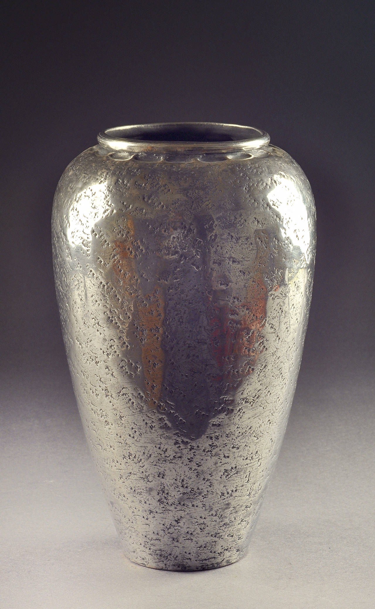 Jean Dunand 1910s Metal Vase In Good Condition For Sale In Paris, FR