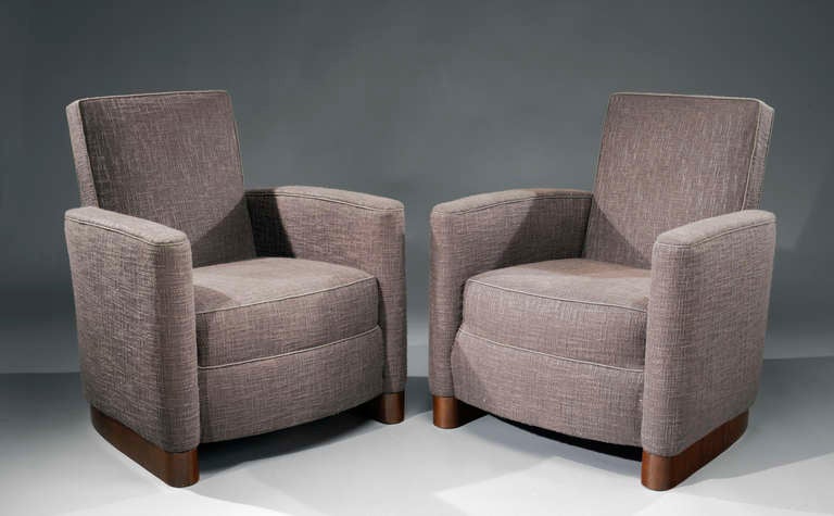 Two 1930s armchairs entirely re-upholstered and covered in gray wool with legs in mahogany veneer.

