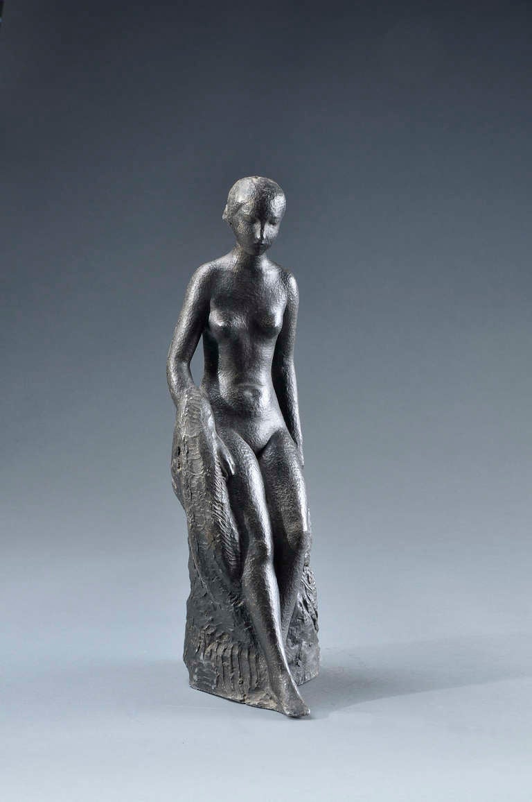 Sculpture in hammered melted lead with a gray-black patina representing a woman leaning on a rock. Signed Henry Parayre and dated 1930.

