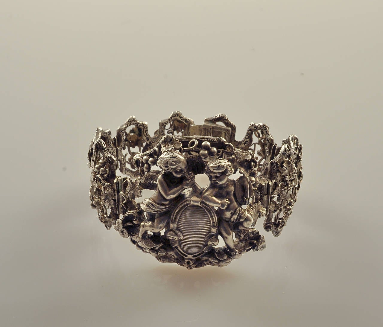 Frédéric-Jules Rudolphi.
Copenaghen, Danimarca, 1808 - ? 1872.
Raro bracciale in argento fuso e ossidato realizzato nel 1840-1850 circa. Caratteristiche.
Il Museo d'Orsay o il Victoria and Albert Museum possiedono braccialetti disegnati nello
