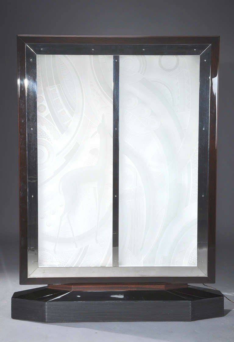 Rare illuminated screen in etched glass with a frame in mahogany veneer and a base in blackened wood. The two panels are inserted inside chromium metal strips. Etched signature 