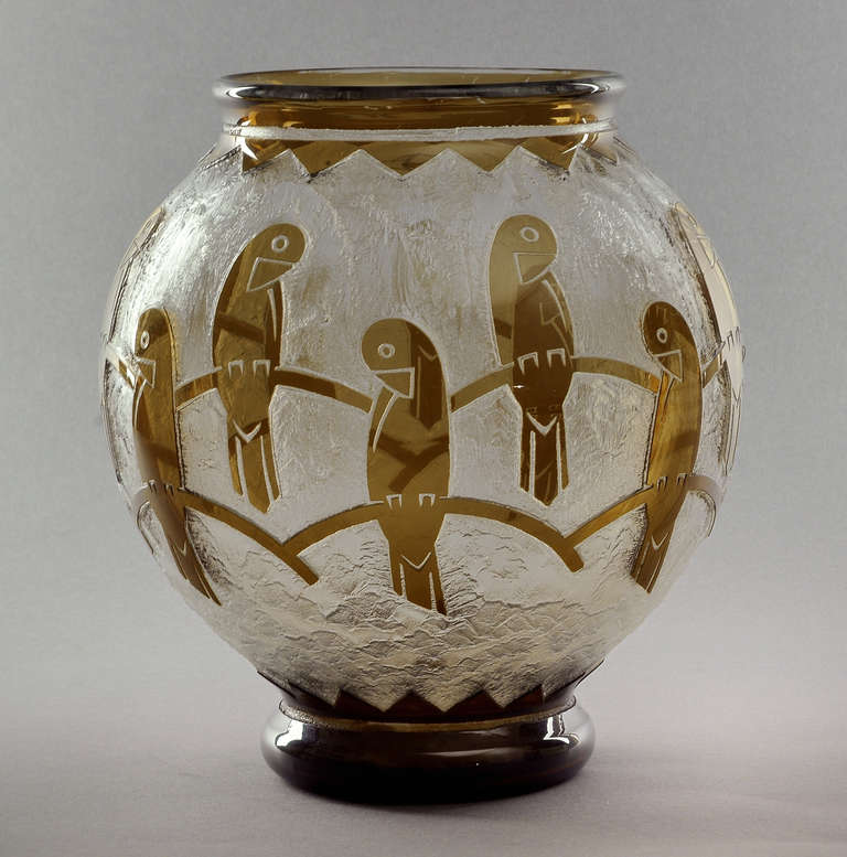 Exceptional and large DAUM vase with a cubist acid etched frieze of parrots.
Signed 