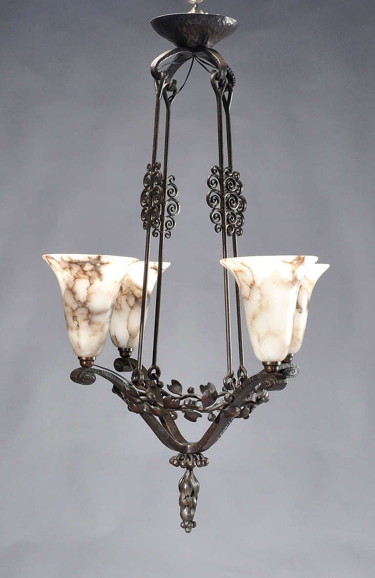 Lustre en fer forgé et albâtre Edgar Brandt