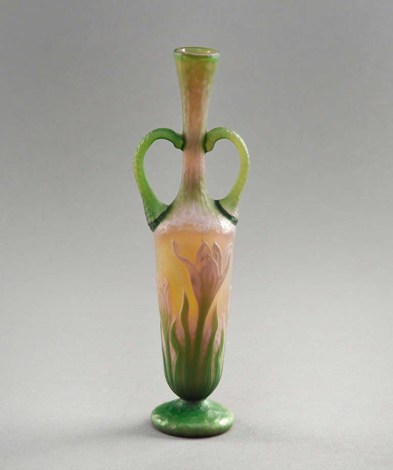 Daum Nancy remarkable cameo glass vase circa 1900 with an hammered finish even on the handles. Mint condition. Sold with an original box to protect the vase.