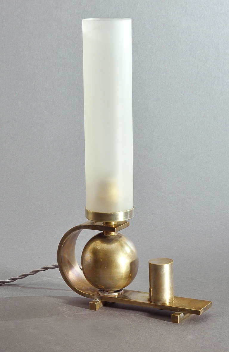 Rare DIM (René JOUBERT (1978-1931) et Philippe PETIT (1900-1945)) Modernist Lamp Circa 1930. Signed DIM in the metal.