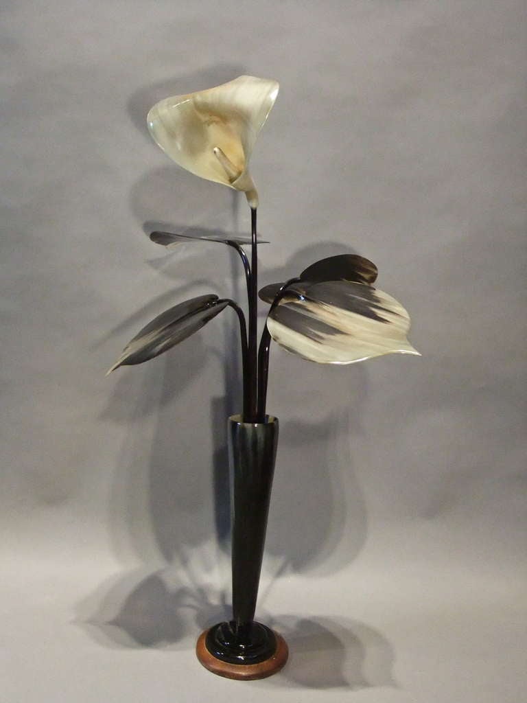 Pair of Horn Flowers   In Excellent Condition For Sale In London, GB