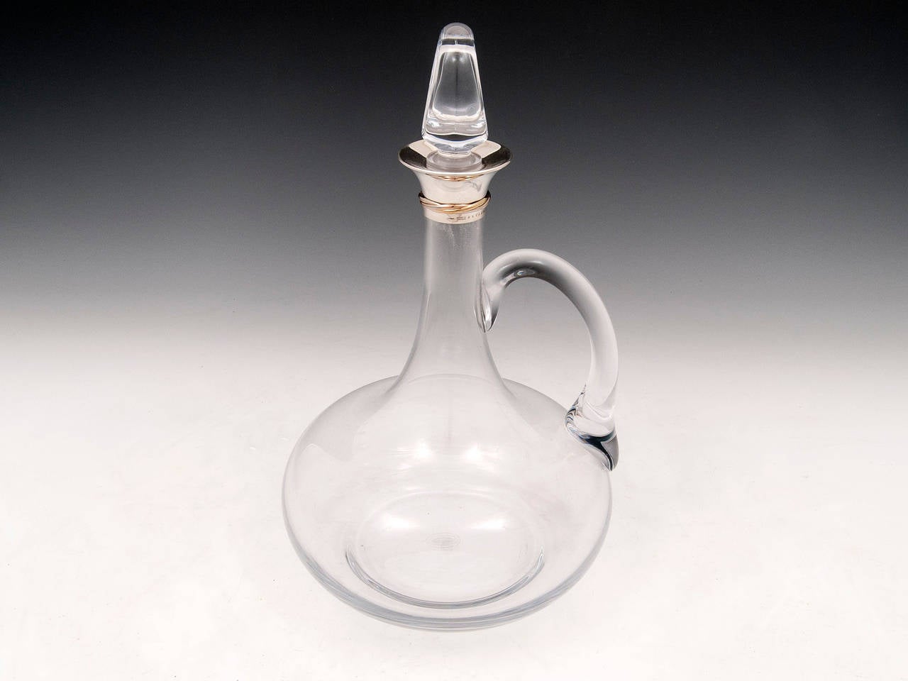 Decanter per vino in vetro di Cartier in argento sterling con collare in corda d'oro e interessante tappo in vetro ad anello. 

Il collare in argento presenta un dettaglio di intreccio in corda ed è timbrato: 
Cartier Francia 
Made in France