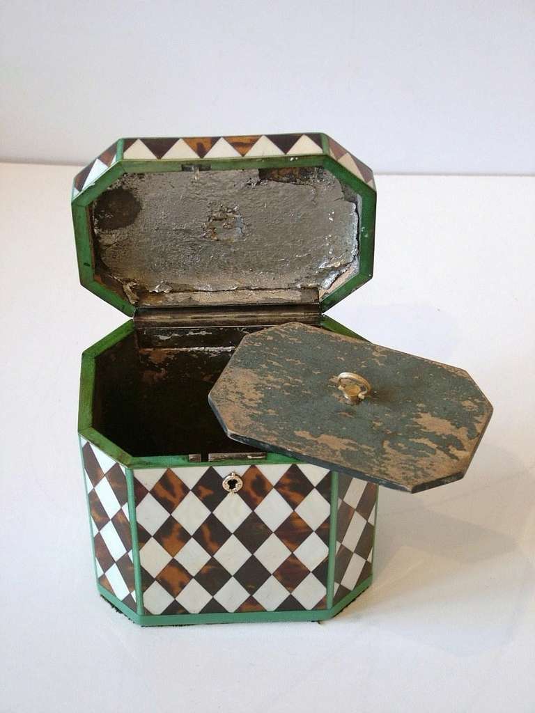 Harlequin Tea Caddy  In Excellent Condition For Sale In Northampton, United Kingdom