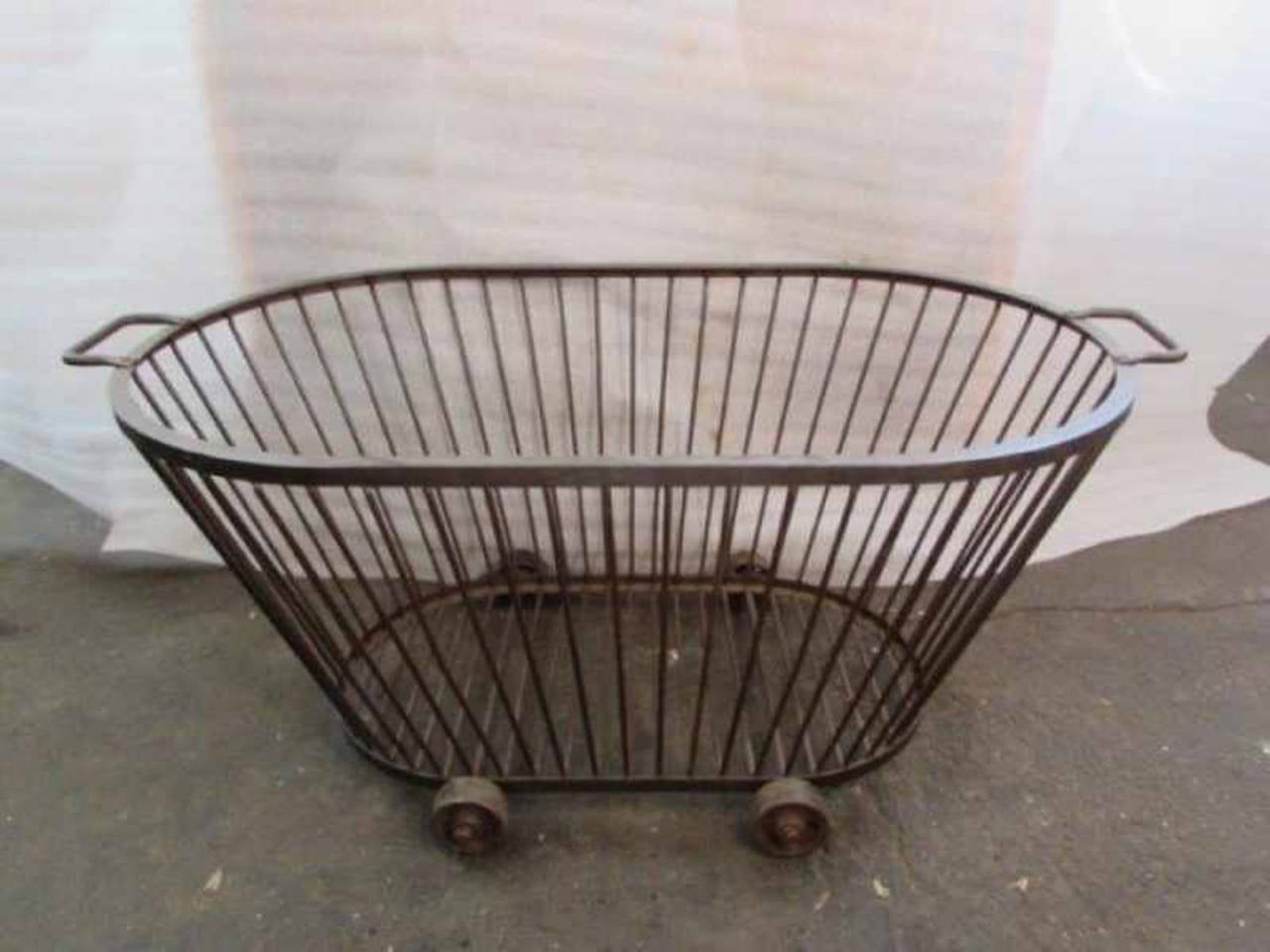 Antique Bakery Basket In Excellent Condition For Sale In Jersey City, NJ