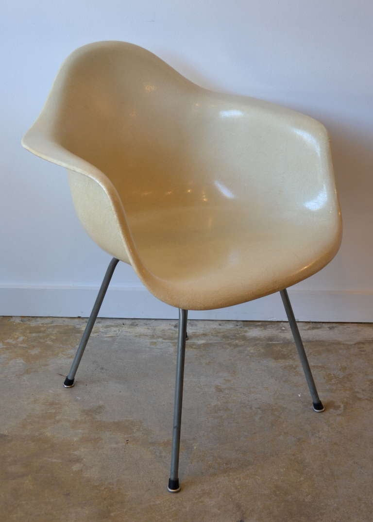 Early fiberglass Zenith chair designed by Eames for Herman Miller.