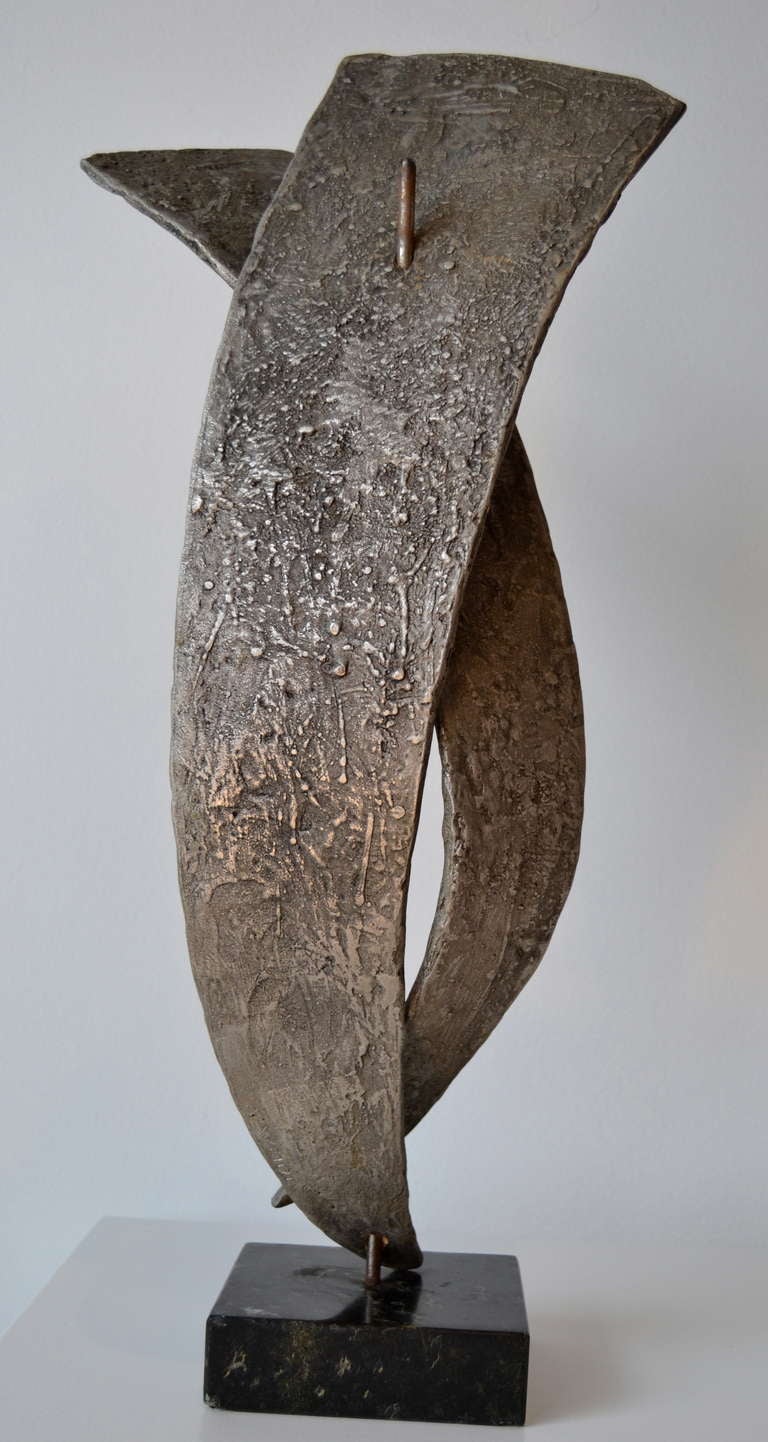 Importante sculpture en bronze de l'artiste allemand Seff Weidl (1915-1972). Magnifique stature et forme à 21,50 pouces de hauteur. De qualité muséale, la patine du bronze est caillouteuse et d'un gris doux.