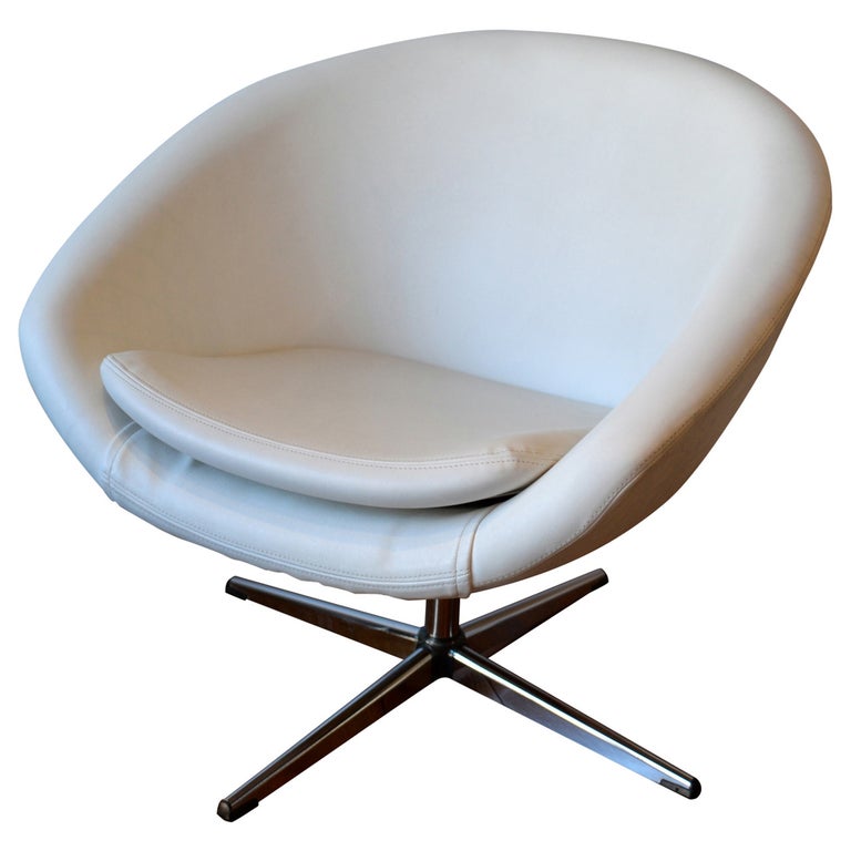 Swivel Egg Chair in White Leather with Chrome Base, 1960's at 1stDibs | 1960s swivel chair, egg 