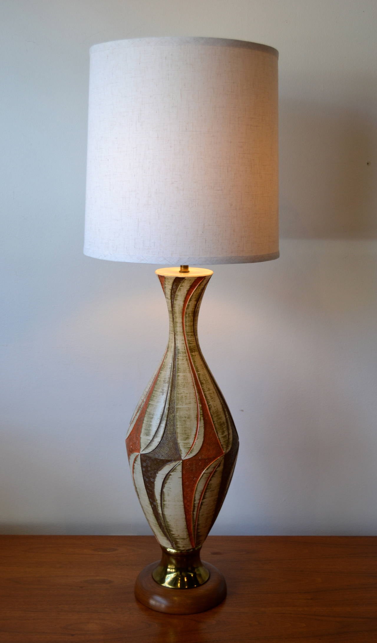 Lampe de table à grande échelle en céramique du milieu du siècle, motif géométrique coloré.  