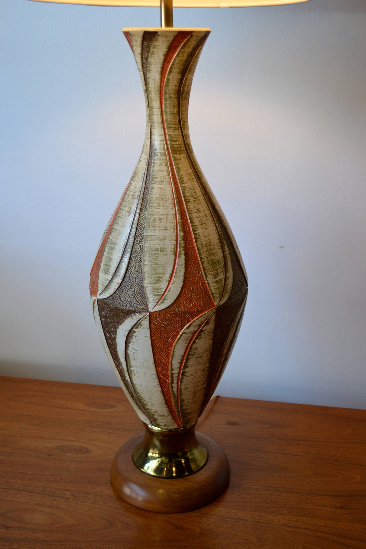Mid-Century Modern Lampe de table sculpturale moderne du milieu du siècle:: motif géométrique coloré:: années 1960 en vente