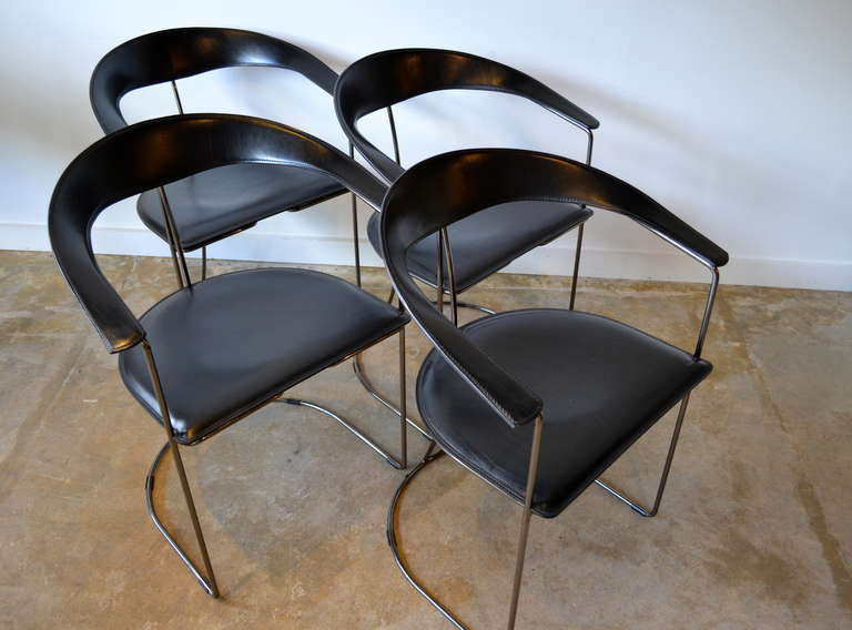 Moderne quatre chaises de salle à manger en cuir noir & gun metal chrome by aarben:: italy