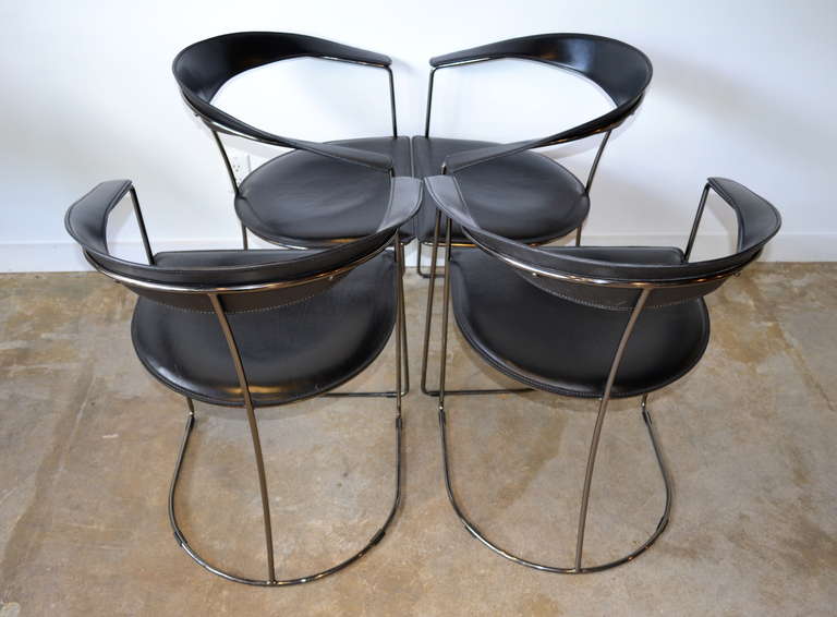 italien quatre chaises de salle à manger en cuir noir & gun metal chrome by aarben:: italy