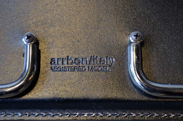 quatre chaises de salle à manger en cuir noir & gun metal chrome by aarben:: italy Excellent état à Bedford Hills, NY