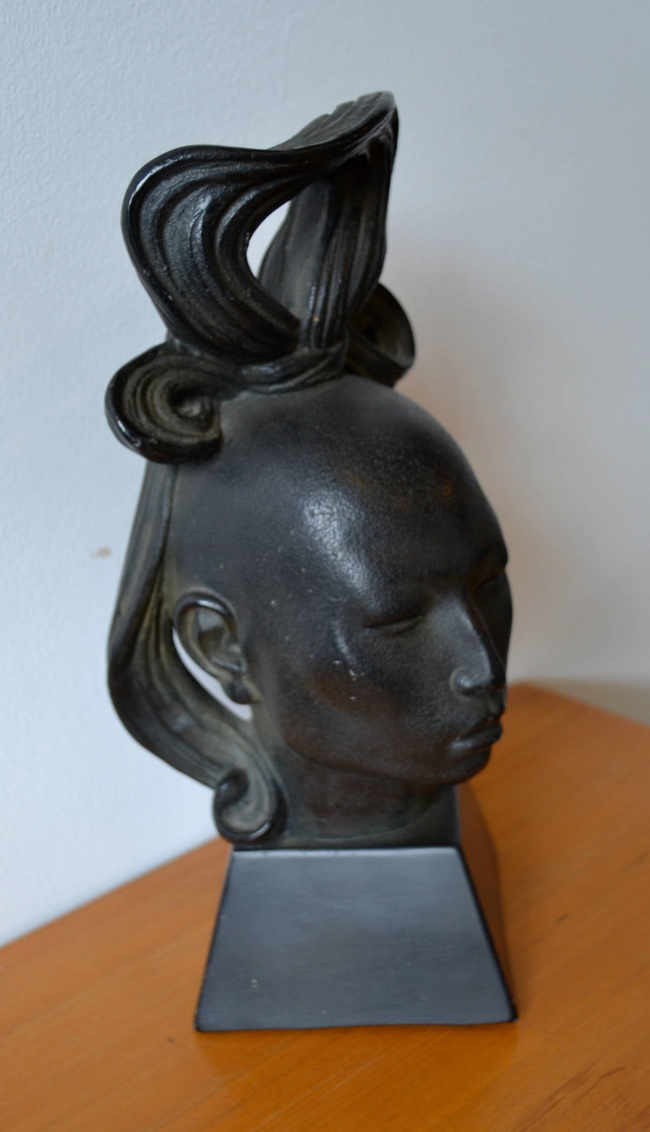 Sculpture féminine asiatique du milieu du siècle:: signée de l'artiste américain Fred Press