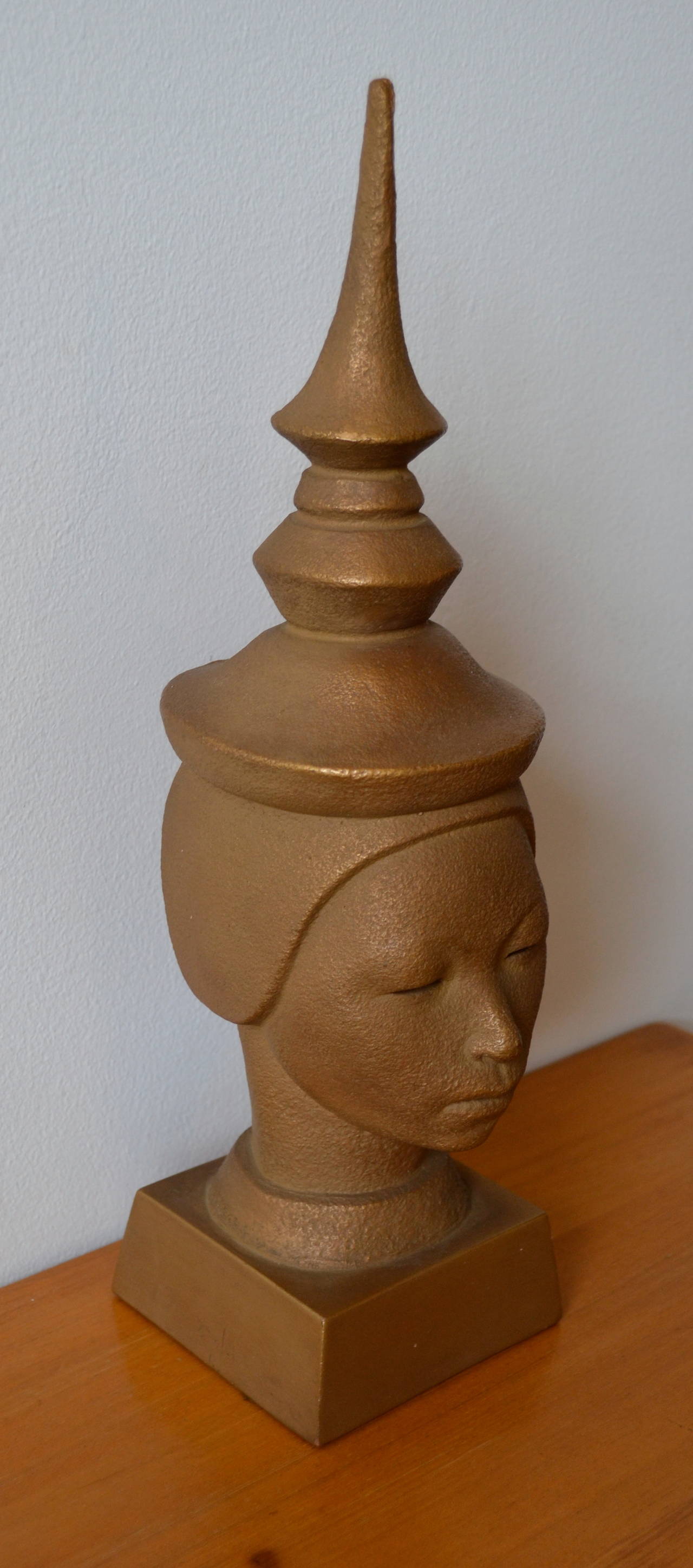 Asiatische Frauenkopf-Skulptur von Fred Press