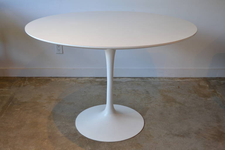 American Eero Saarinen for Knoll Tulip Base Dining Table and Four Chairs
