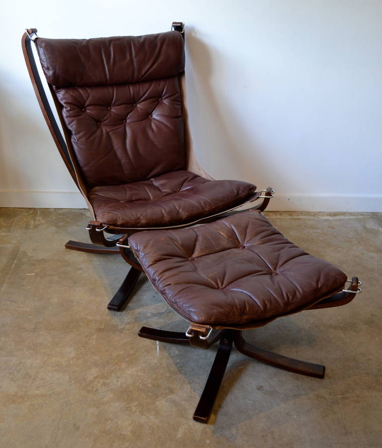 very cool floating seat dark brown falcon lounge chair designed by sigurd ressel for vante møbler, norway.  
