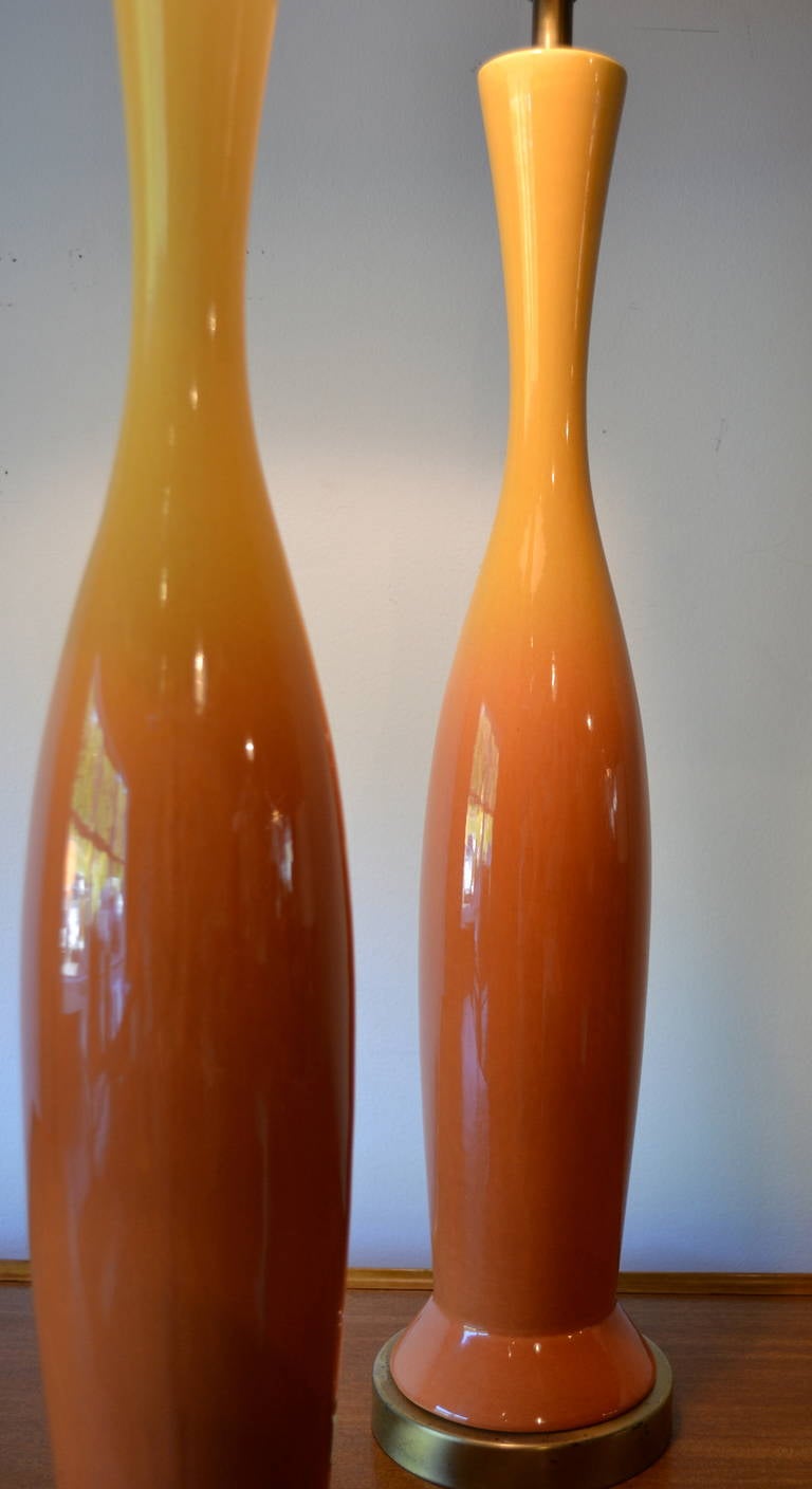 Mid-Century Modern Paire de lampes de bureau modernes du milieu du siècle dernier en céramique émaillée orange et jaune dégradé en vente