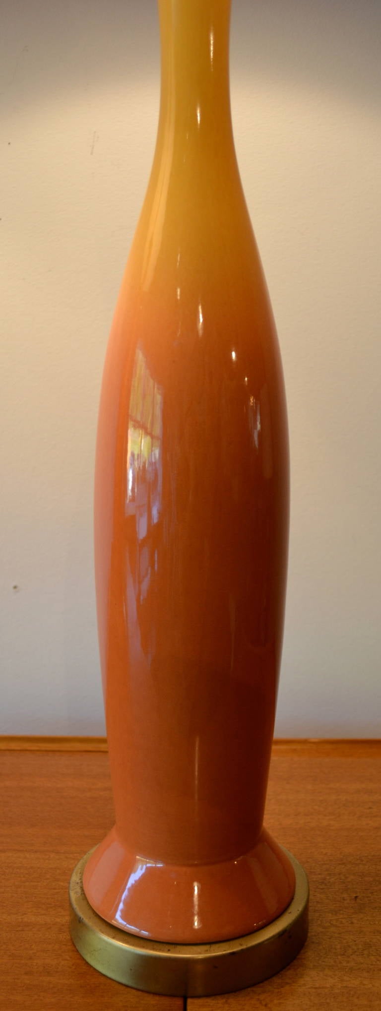 Américain Paire de lampes de bureau modernes du milieu du siècle dernier en céramique émaillée orange et jaune dégradé en vente