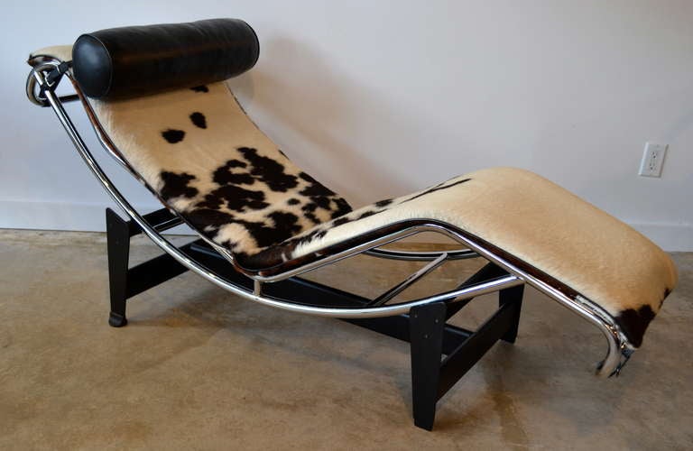 iconic chaise lounge by le corbusier, beautiful original condition, missing front rubber floor pads.