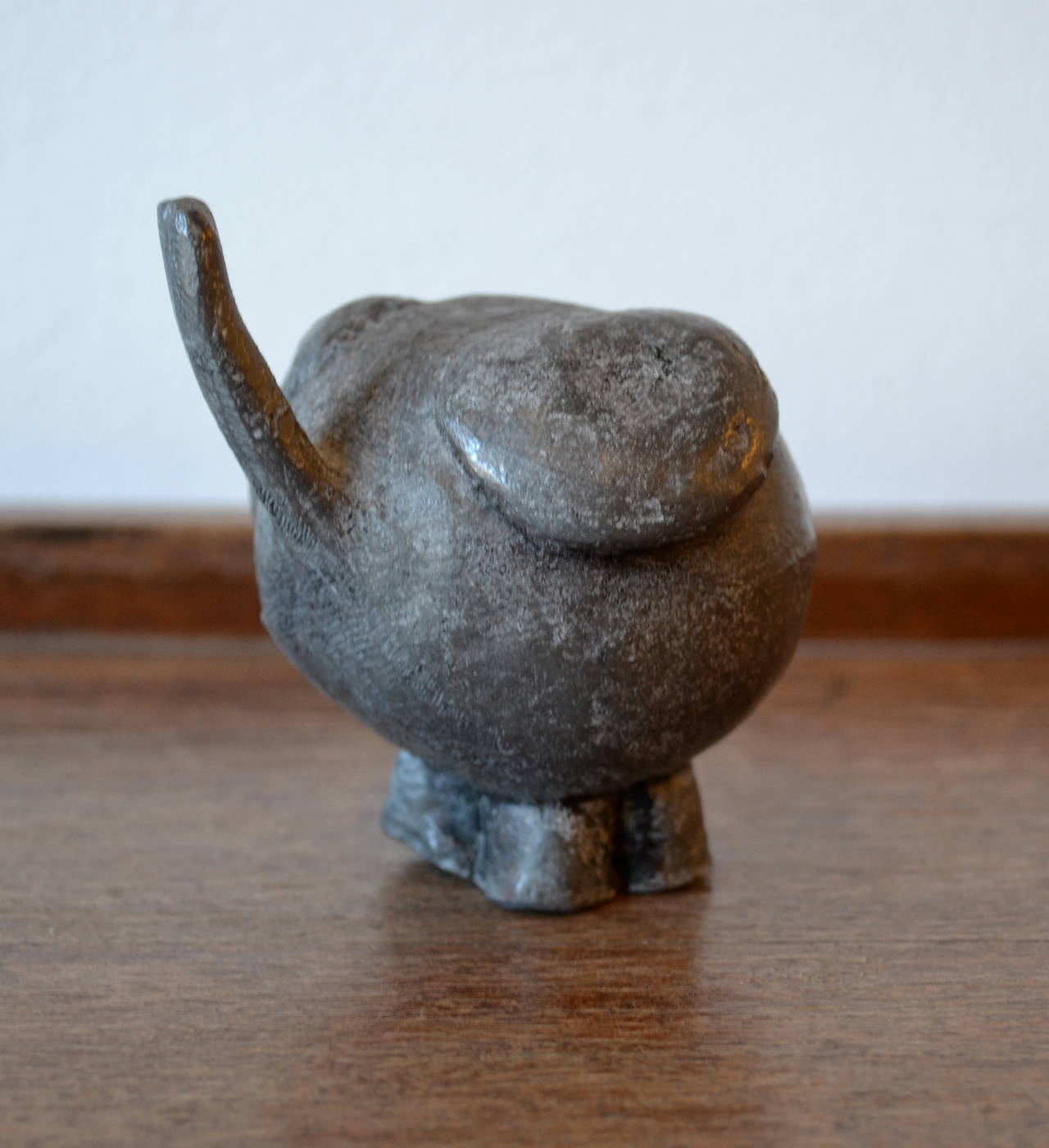 Petite sculpture d'éléphant du milieu du siècle en plomb, très lourde, sans signature ni marquage.
