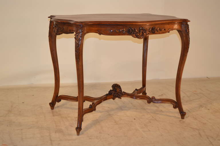 c.1830 French turtle top center table with a wonderfully molded and multi-faceted beveled edge around the top following down to an exquisitely hand carved decorated apron and cabriole legs which are also wonderfully carved decorated and molded as