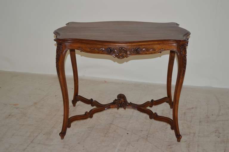 French Walnut Parlour Table, circa 1830 In Good Condition In High Point, NC