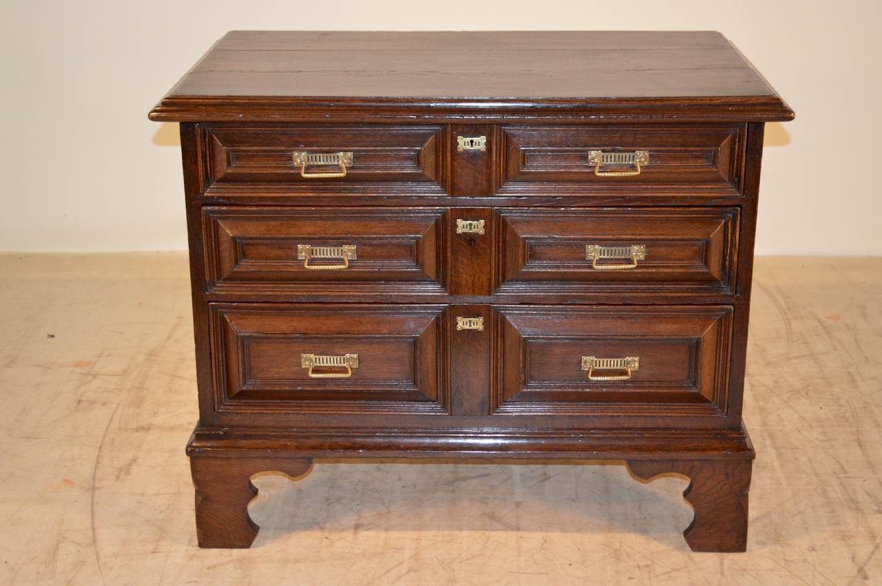 Early 18th Century English Oak Small Chest In Good Condition In High Point, NC