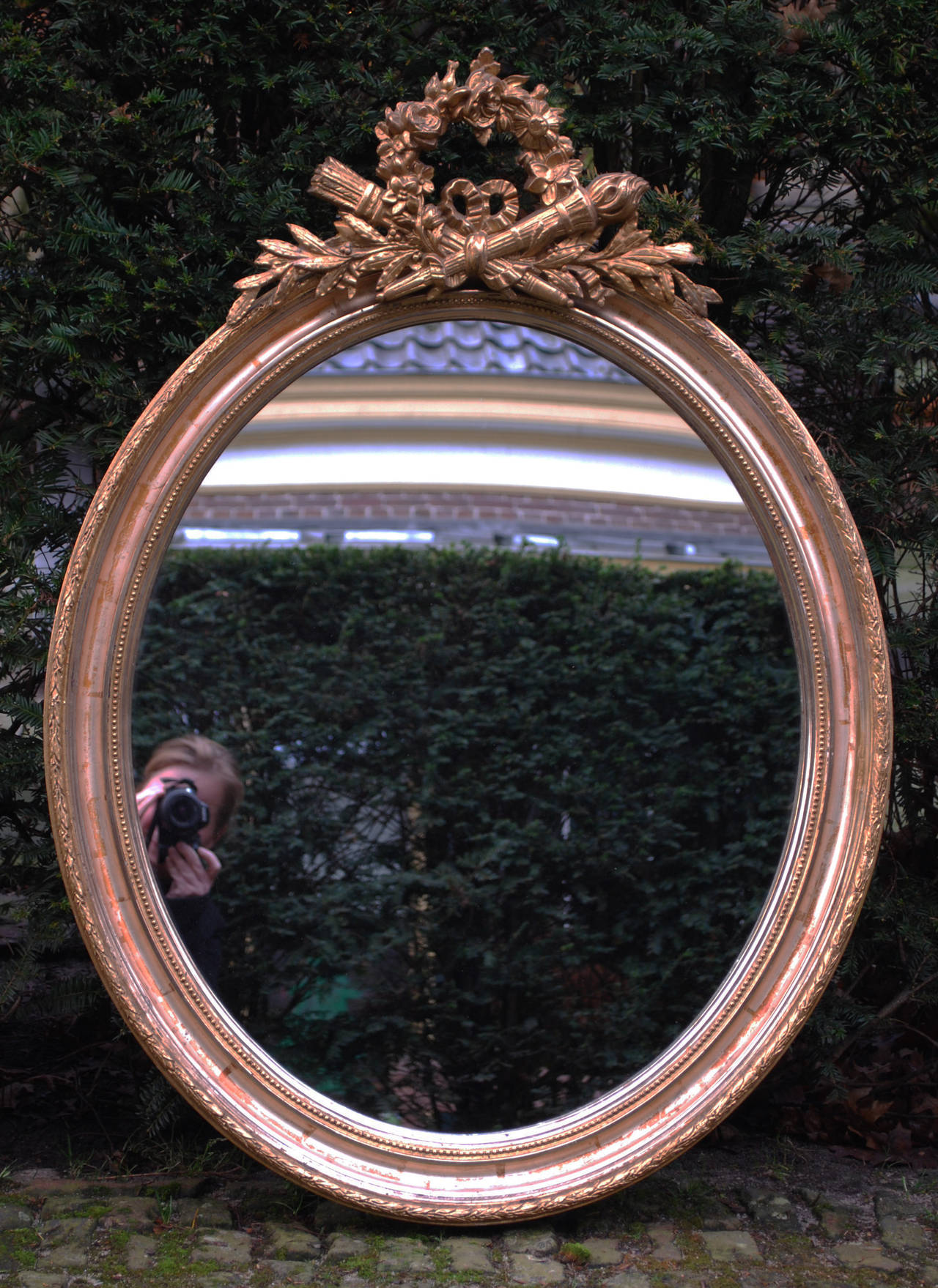 19th c. gold gilded oval mirror.
Originates Belgium, dating app. 1880