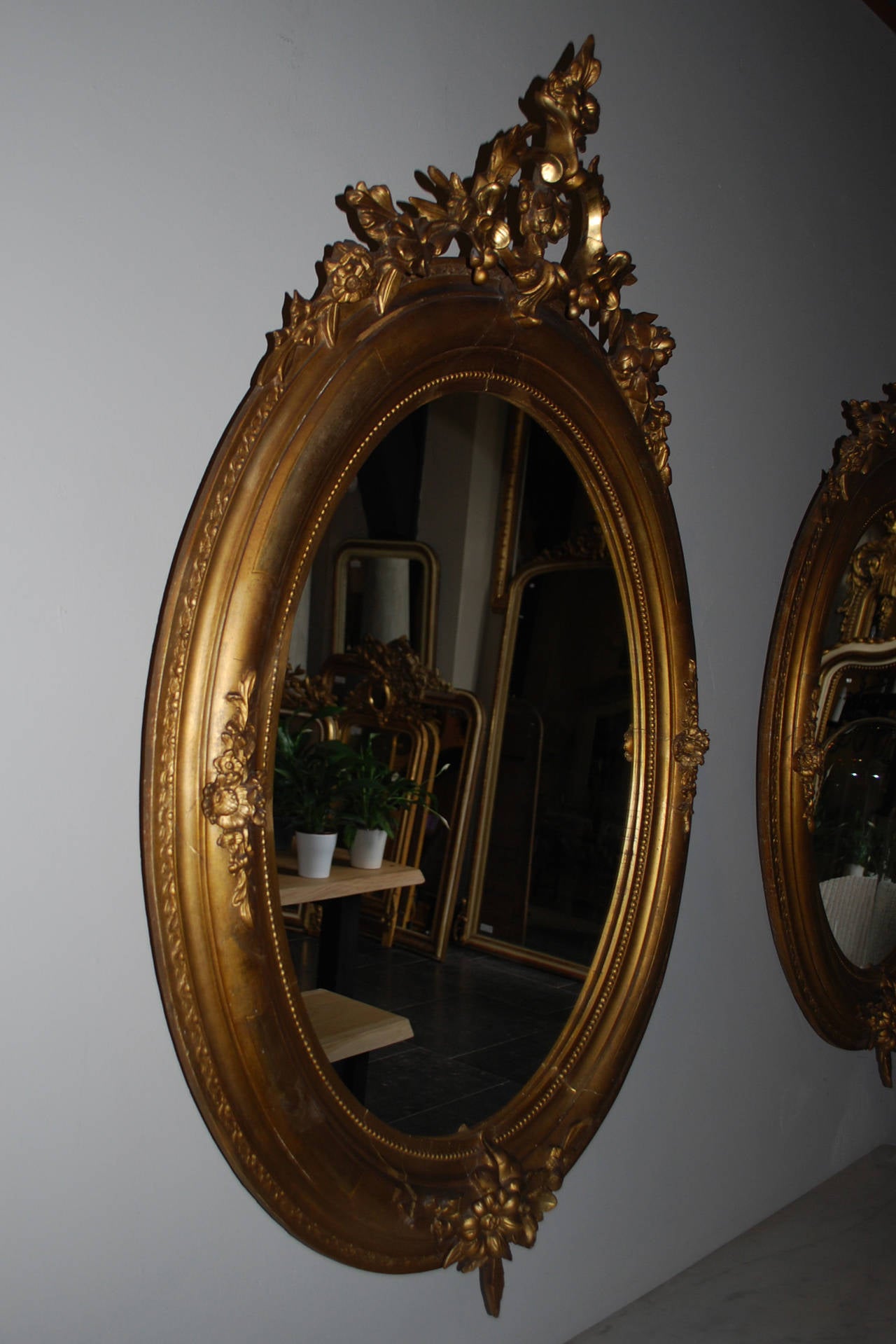 19th Century Pair of Gold Gilded Oval Mirrors In Good Condition In Casteren, NL
