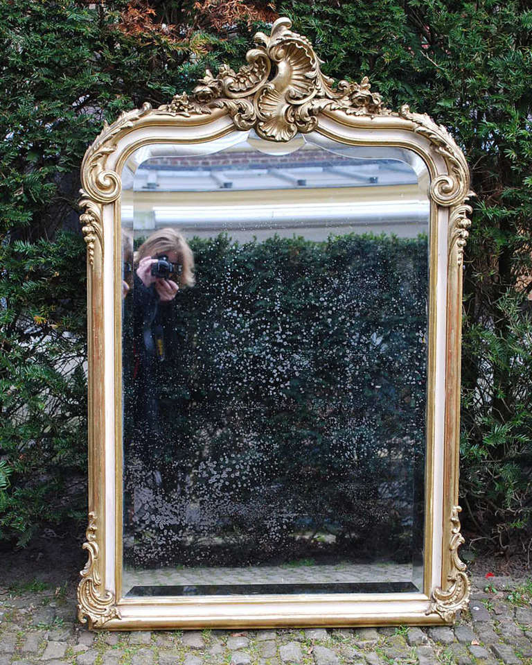 Beautiful Louis Quinze/Rococo mirror wit original faceted glass.
Originates France, dating, circa 1880.