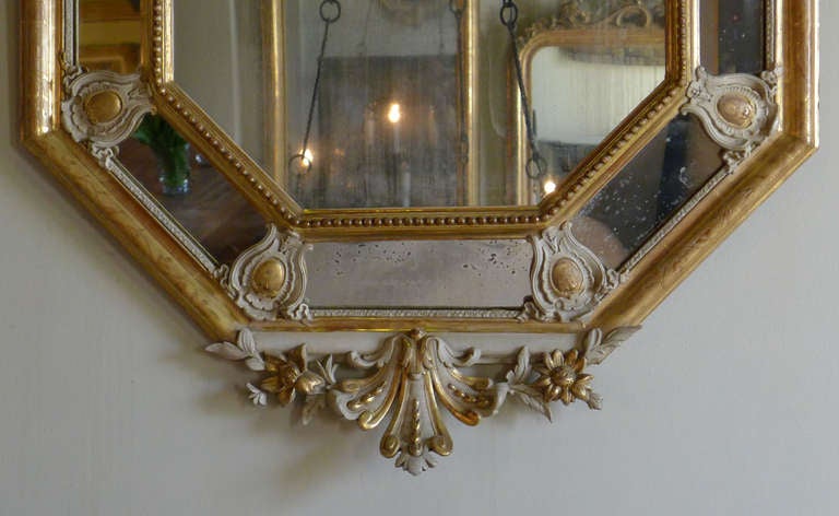 19th century octangular gold gilded Baroque mirror.
Originates France, dating circa 1850.