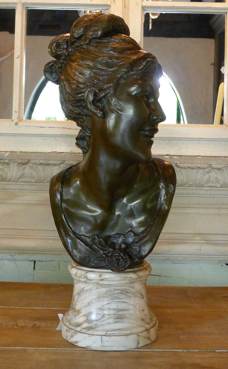 Magnifique buste féminin détaillé réalisé en laiton sur une base en marbre de Carrare.
Ce buste est réalisé par Jef Lambeaux, un artiste belge (1852-1908).